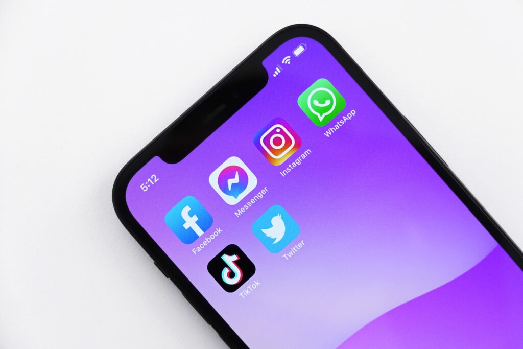 tela de celular com as principais redes sociais em 2022