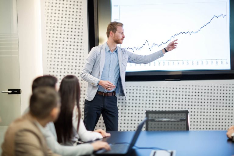 equipe aplicando marketing de resultados na estratégia do negócio