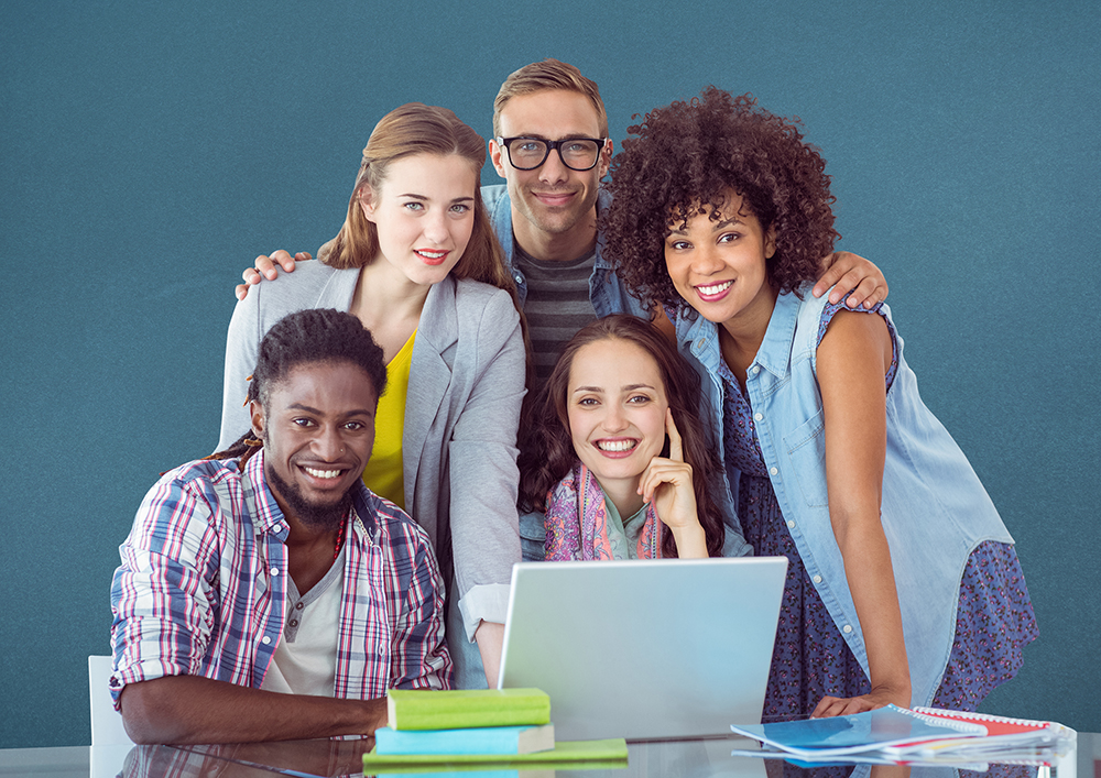 equipe de marketing educacional reunida em escola