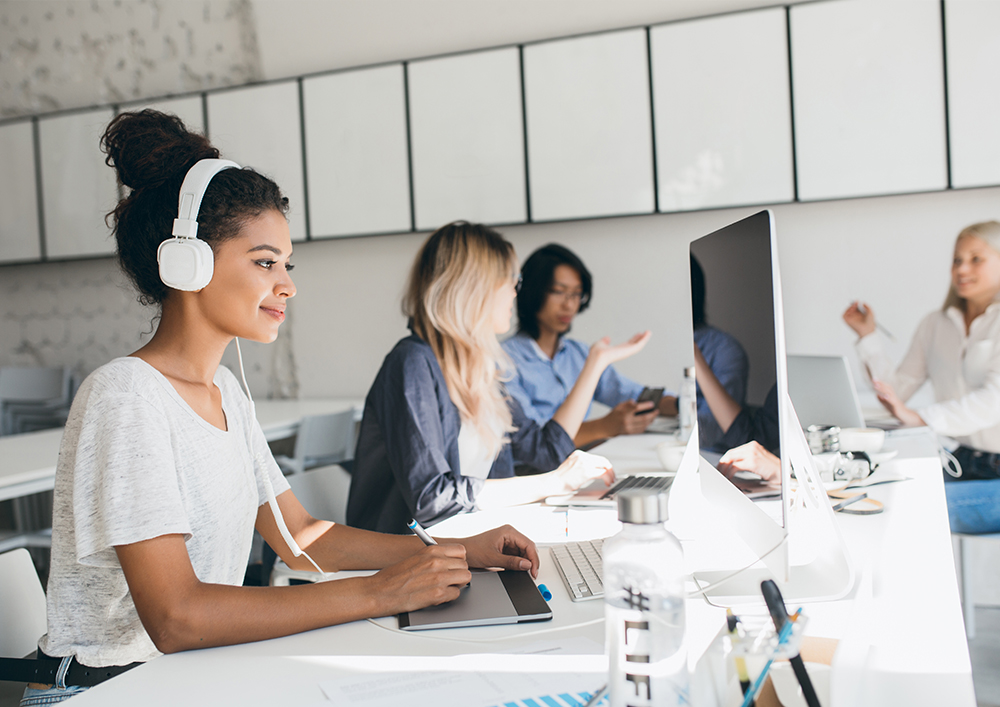 Profissional de marketing para instituições de ensino executando ações de publicidade no computador