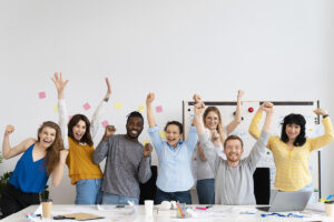 Equipe de planejamento de conteúdo elaborando estrategias para criar linha editorial da empresa