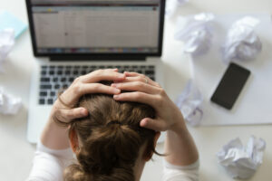 Mulher nervosa com momento de crise de sua empresa