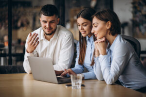 Trio de empresários analisando o conteúdo de empresa B2B para comunicação digital