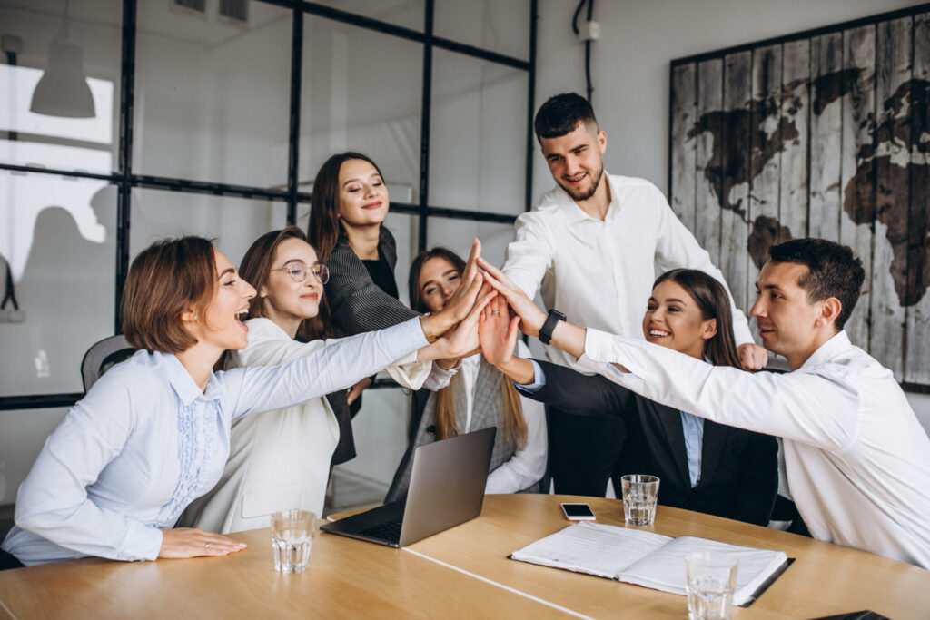 Equipe de funcionários comemorando o alcance de um objetivo