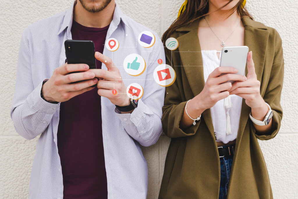 duas pessoas aplicando o marketing de relacionamento nas redes sociais