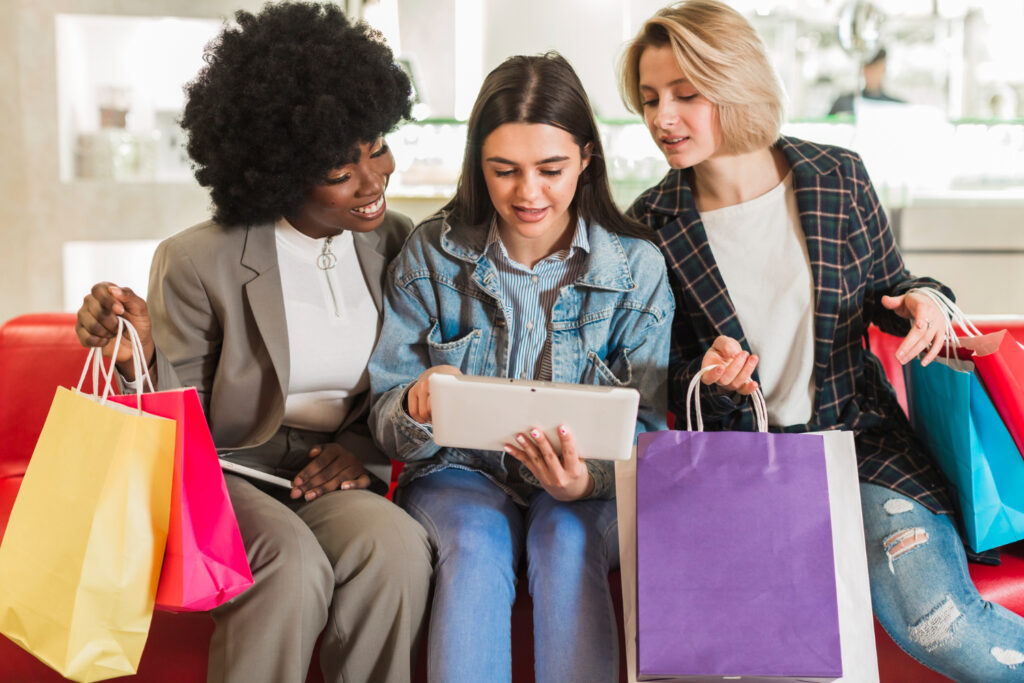 três mulheres representando os tipos de clientes na hora de realizar compras