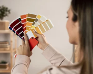 moça escolhendo a paleta de cores ideal para sua marca